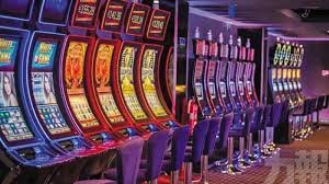 Layar permainan Casino Hold'em di mahoni 88 menampilkan kartu komunal, kartu pemain, dan tombol keputusan